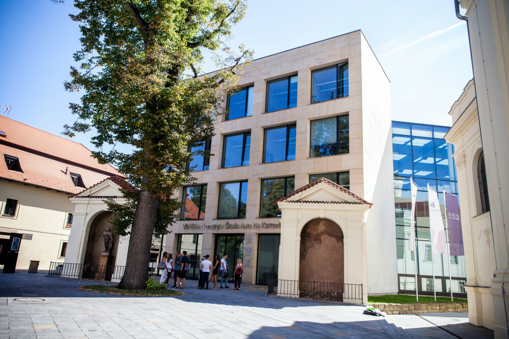 Вища школа економіки в Празі